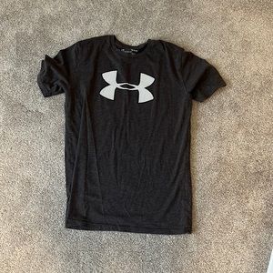grey under armor t-shirt